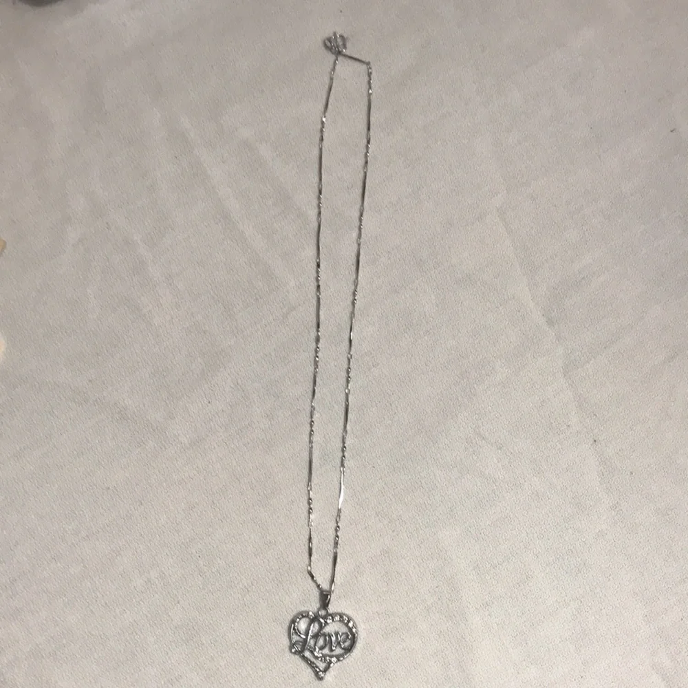 FASHION JEWELRY Love/Heart necklace NWOT - Picture 2 of 4